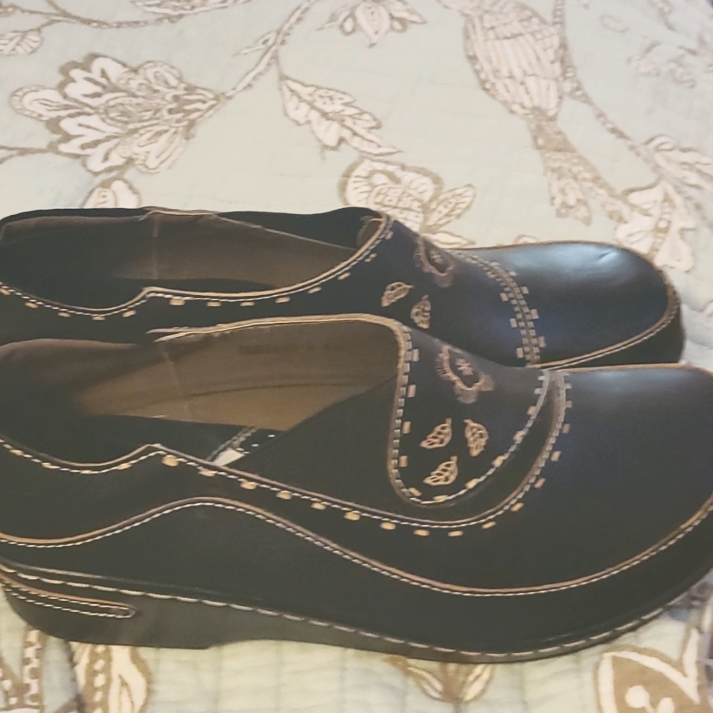 L'Artiste Black with light brown detailing. Size 9.5